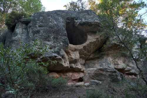 Roca-agujereada-de-Cal-Damia-Sant-Pere-Sallavinera-Barcelona Cataluña