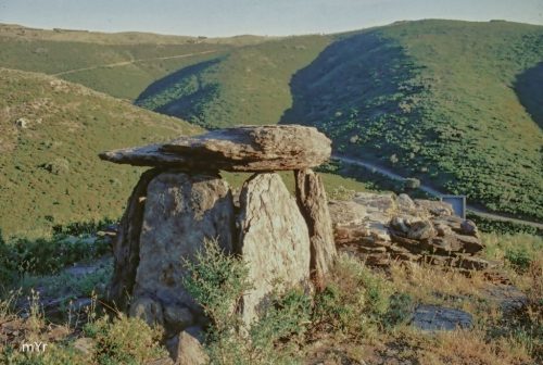 Dolmen de Comes Llobes de Pils F2 Rabós Girona Cataluña