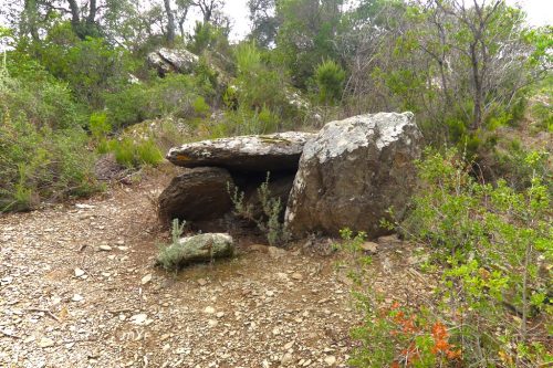 CatDolmen de la Serra de Cals Sant Climent de Peralta, Girona aluña