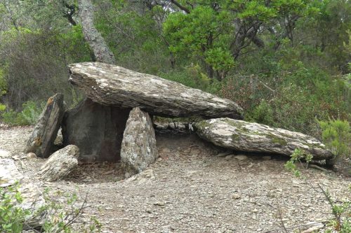 Dolmen dels Tres Caires Sant Climent de Peralta, Girona Cataluña