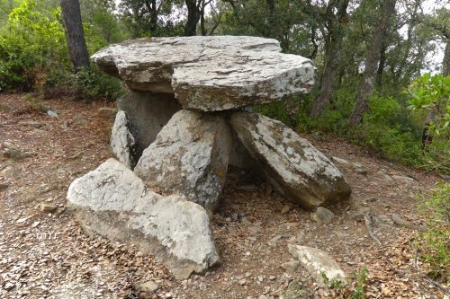 Dolmen dels Tres Peus Sant Climent de Peralta, Girona Cataluña