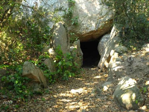 Paradolmen-de-Pedra-sobre-altraTossa-de-Mar-Girona Cataluña