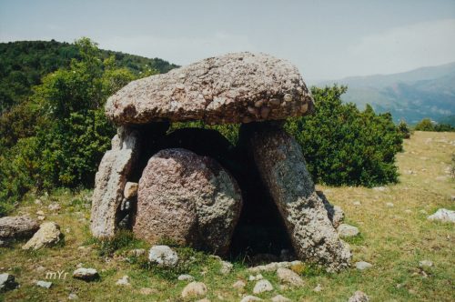 Dolmen-de-La-casa-encantada F1-Pinyana-Lerida. Cataluña