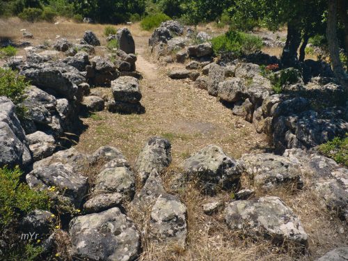 Necropolis Pranu Muttedu  tumba 5 Goni Cagliari Cerdeña-Italia