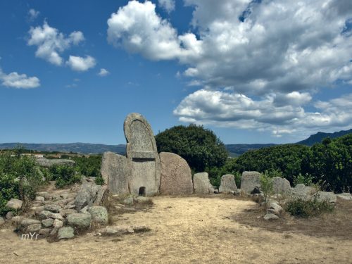 Tomba  giganti di S'Ena e Thomes  F1 Dorgali Nuoro Cerdeña-Italia