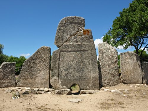 Tomba dei giganti di Li Lolghi F1 Arzachen Olbia Tempio Cerdeña-Italia