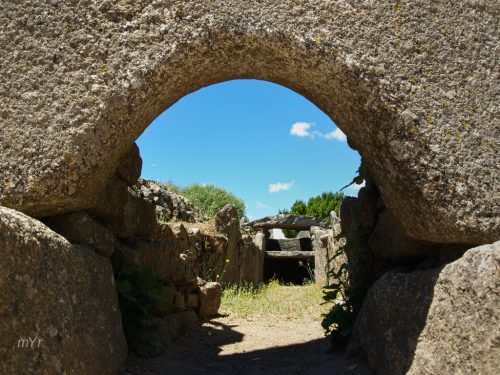 Tomba dei giganti di Li Lolghi F2 Arzachen Olbia Tempio Cerdeña-Italia