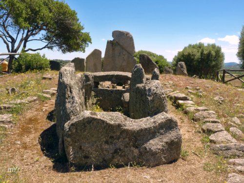 Tomba dei giganti di Li Lolghi F3 Arzachen Olbia Tempio Cerdeña-Italia