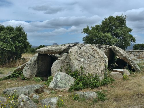 Dolmen de Ladas Luras Sassari Cerdeña-Italia
