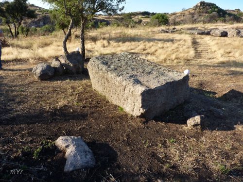 Menhir de Dolmen de Sa coveccada Sassari Cerdeña-Italia