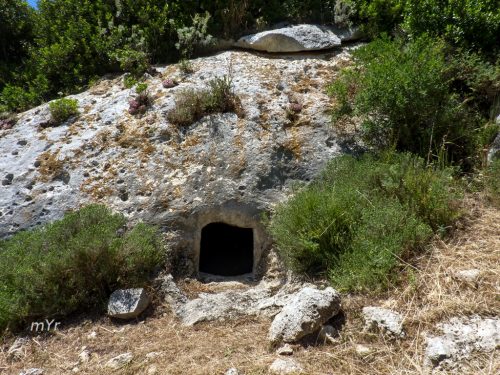Necropolis Mesu e montes tumba III Ossi Sassari Cerdeña-Italia