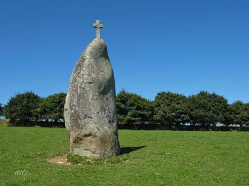 Menhir de Kerallain Plouguernevel Pontivy Côtes-d'Armor Bretaña