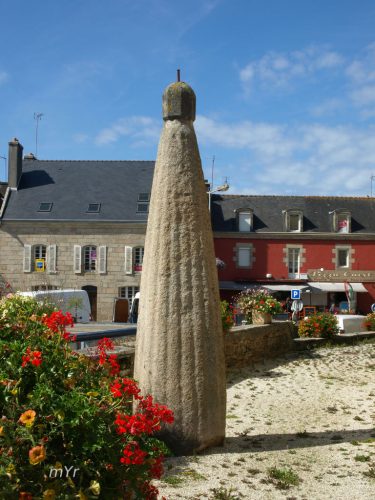 Estela Bonnet d Evêque Plonéour-Lanvern  Quimper Finistère Bretaña
