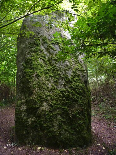 Menhir de Kerglogé  o Morvé F2 Pouldreuzic Quimper Finistère Bretaña