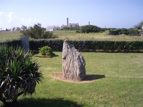 Menhir de la Chapelle Notre-Dame de la Joie Penmarch Quimper Finistère Bretaña
