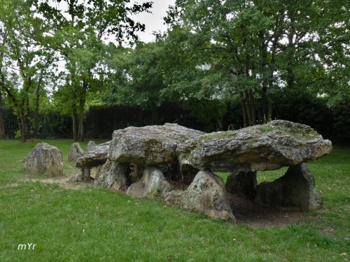 Allée couverte cimetière des Anglais 2 Vauréal Pontoise Val-d Oise Ile de France