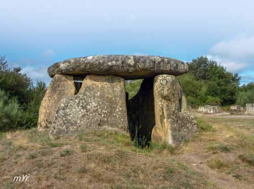 Dolmen-Casiña-da-Moura F1-Muiños-Ourense Galicia