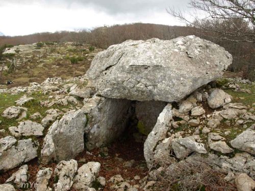 Dolmen-de-Larrazpil-Madoz-Navarra