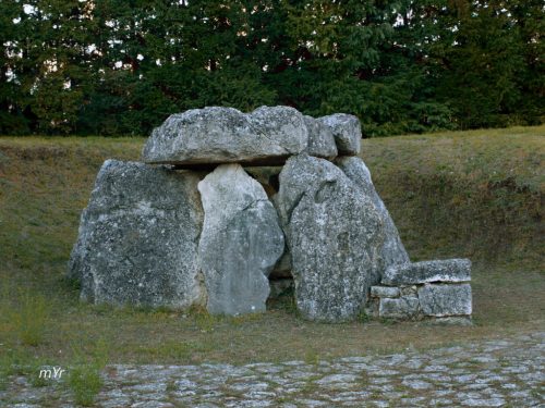 Dolmen de Aizkomendi San Millan Alava Menhir Itaida Entzia Alava