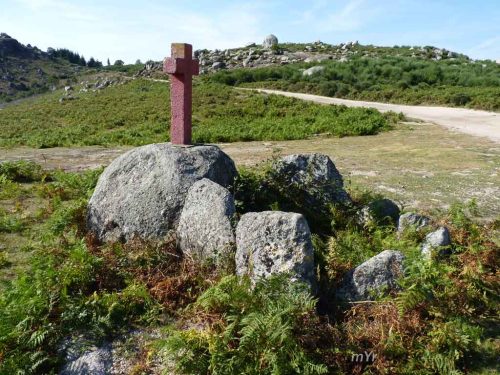 Anta da Cruz Vermelha Bico - Paredes de Coura Norte